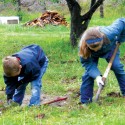 Kids_digging_bricks